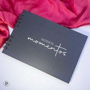 Kit “Nosso Álbum de Momentos” Álbum scrapbook com folhas pretas + Brinde 1 caneta metálica (prata ou dourada) 15x20 Folhas pretas 180g  Capa Dura 